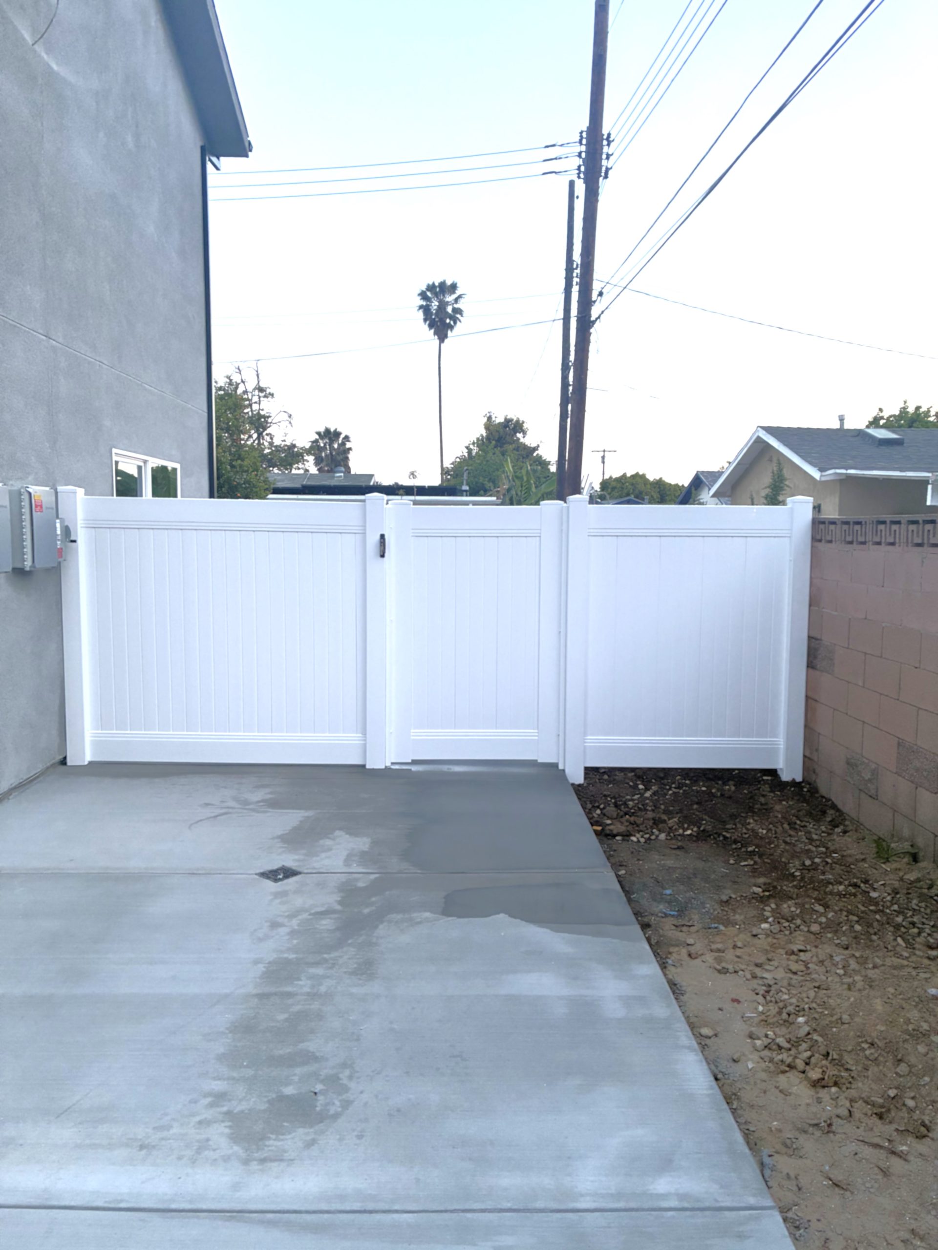 Los Angeles Vinyl Privacy Fence Manufacturing and Installation