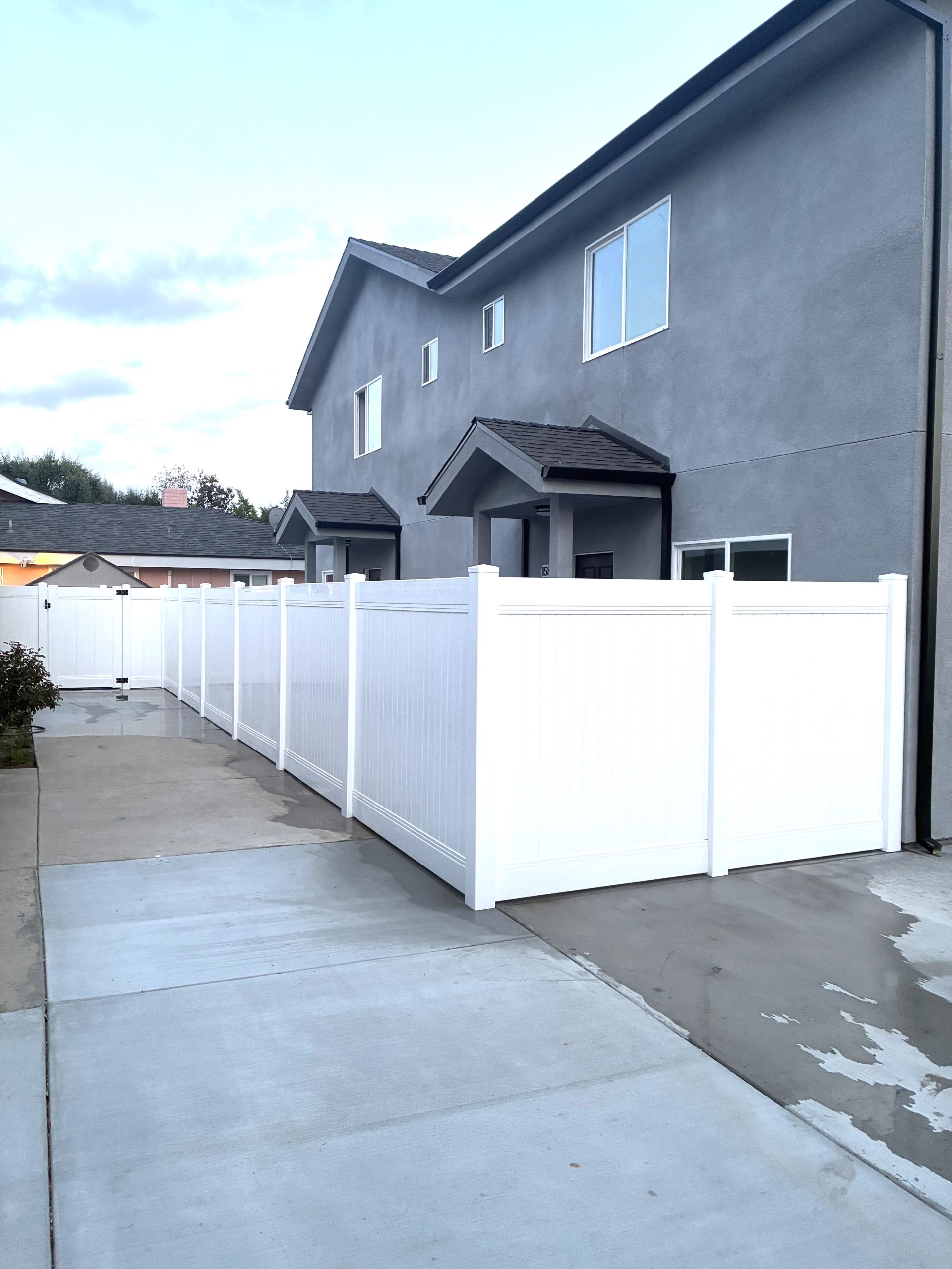 Los Angeles Vinyl Privacy Fence Manufacturing and Installation